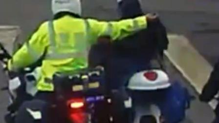 @所有人 暖心！交警等红灯顺手帮小女孩披好雨衣