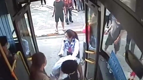 网罗天下 男子叫板公交司机打架