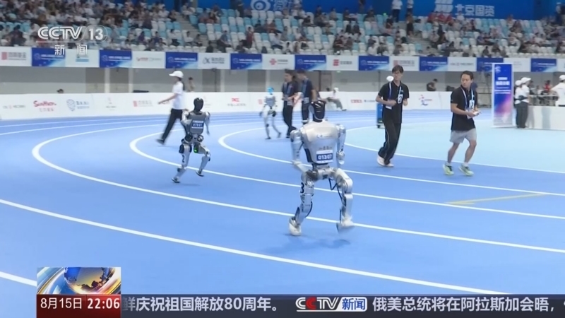 新闻1+1 《新闻1+1》 20250815 人形机器人，进化“赛道”向何方？