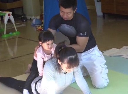 超人妈妈带娃记 快快是梅婷的贴心小助练