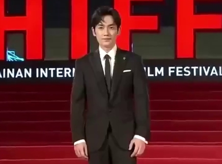 娱乐新鲜爆 朱一龙亮相海南国际电影节红毯