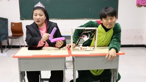 美女家务事 老师的生日礼物被损坏，小晴用粘土做月光宝盒穿越回去，能挽救吗