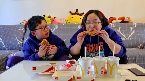 梁小轩和轩妈试吃各种美食 麦当劳新品麦汁鸡