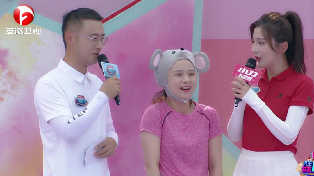 美女们模仿各种小动物登场闯关