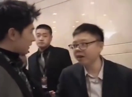 娱乐新鲜爆 杨洋下班遇熟人亲切招呼+拥抱