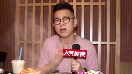 人气美食 时令小海鲜汇聚一锅 汤底的灵魂是番茄