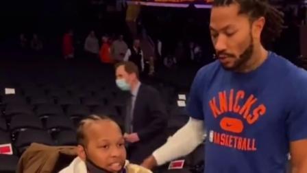 NBA热辣资讯 罗斯训练结束后看望曾患上脑肿瘤的安东尼奥！这一幕太暖心了！
