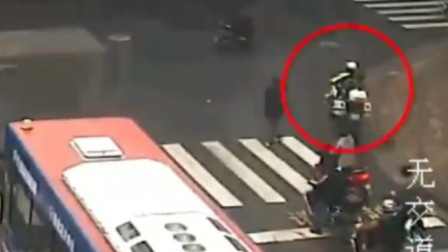 婴儿发病遇堵车 民警骑摩托带孩子“飞”到医院