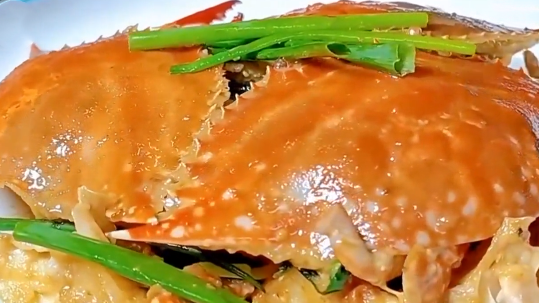 人气美食 葱姜梭子蟹制作有要点 大火爆炒是关键