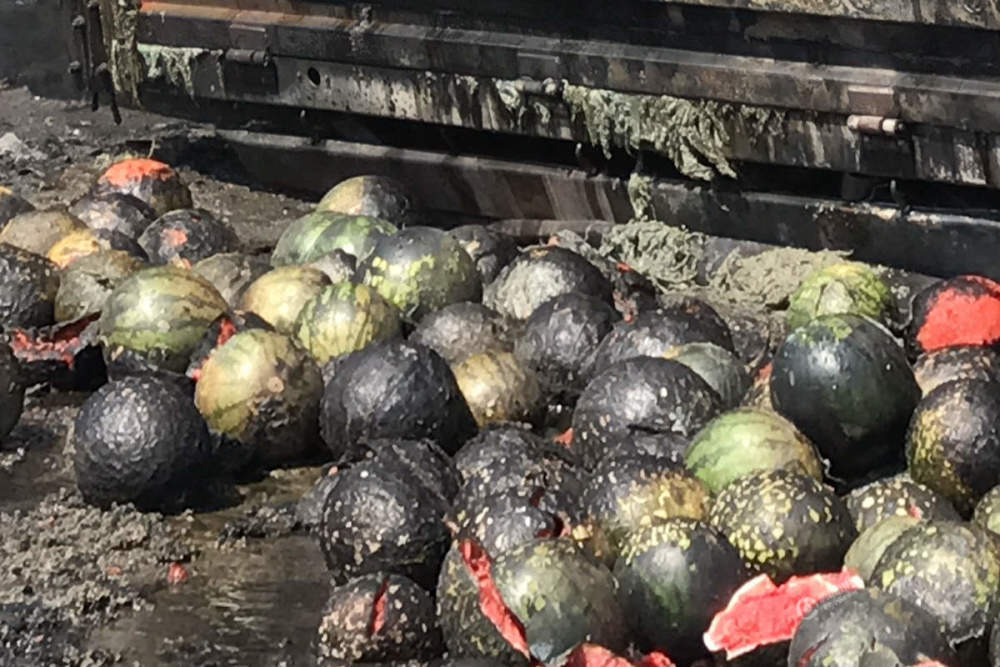 天气太热!货车起火西瓜烧焦成碳球(图)