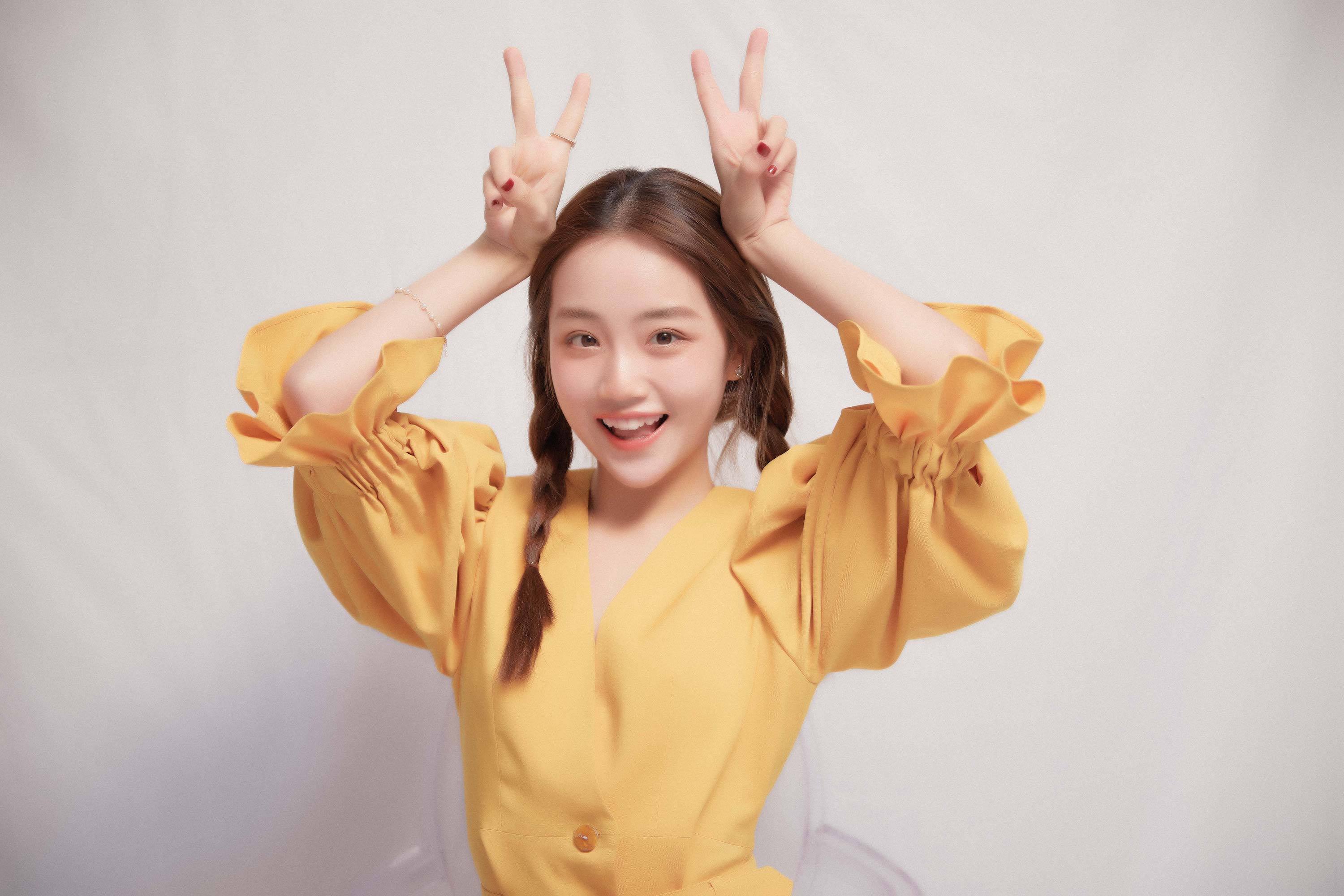 元气少女杨志雯表情包写真曝光古灵精怪可爱十足