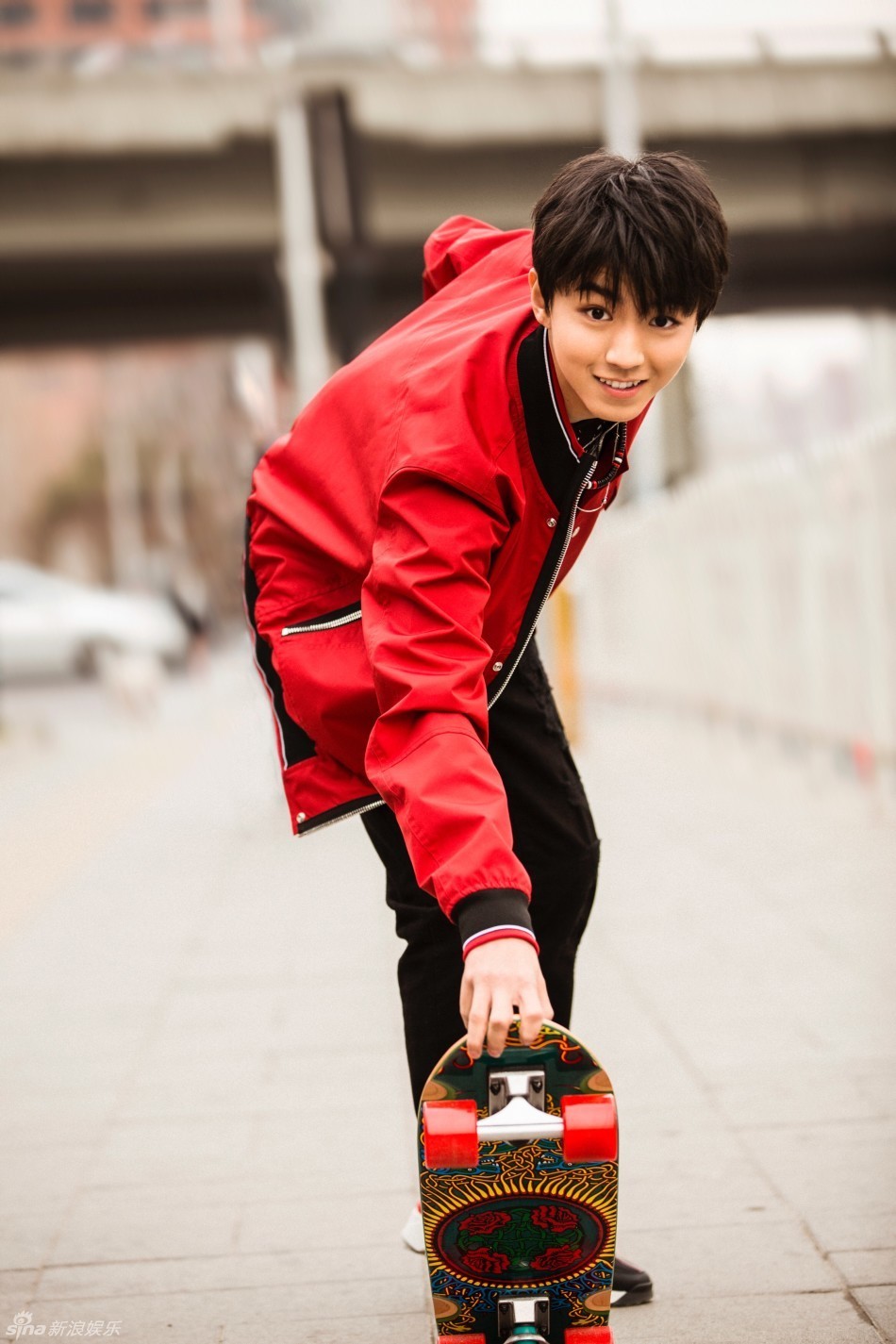 组图:王俊凯最新街拍时髦升级 美少年轻熟帅气