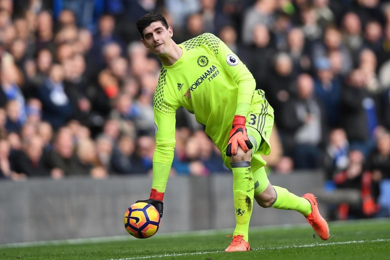 根据《伦敦晚旗报》的消息,切尔西还没有和主力门将库尔图瓦开启续约