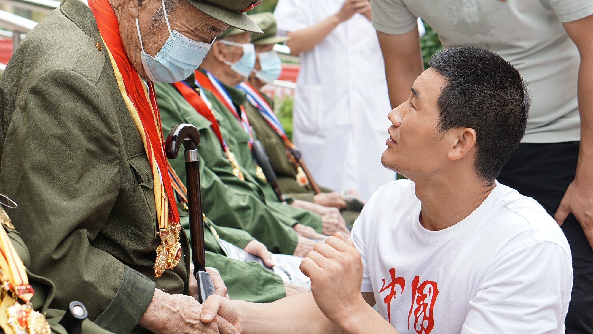 嘎子谢孟伟探望抗战老兵惹争议 网友：不要让明星公益寒了心