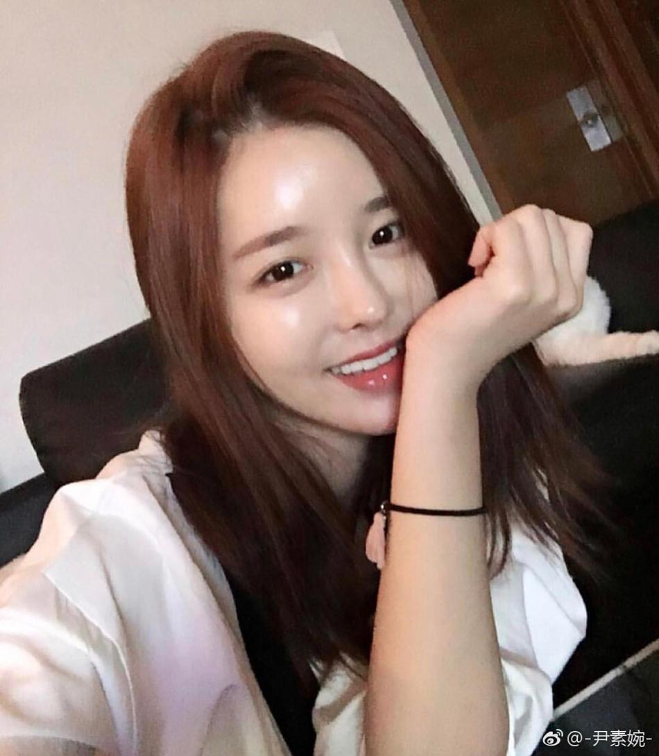 日前,王思聪曾花2000万签约一年的韩国女主播尹素婉在微博晒出动图