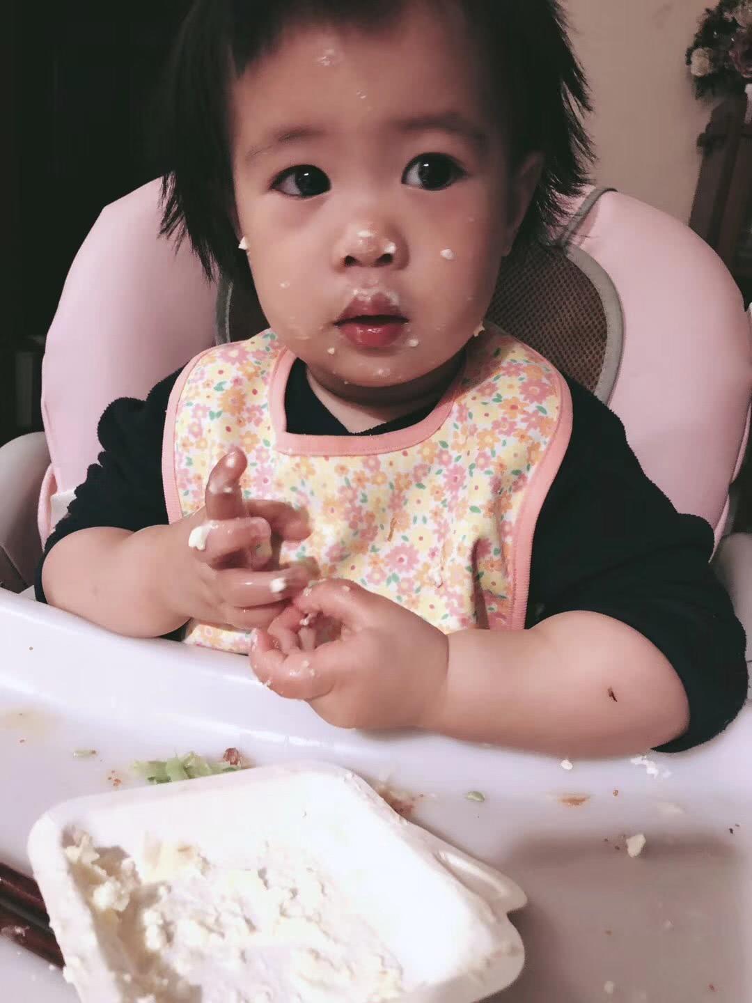 美人胚子!陶昕然女儿正脸首曝光 大眼睛黑亮唇形美