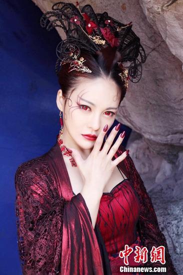 樊蕊"蜘蛛精"扮相妖媚拍摄期间险些跌入悬崖