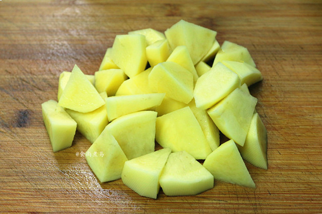 土豆去皮洗净,切滚刀块