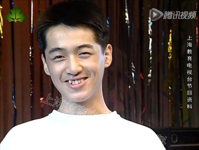 胡歌童年时候眉清目秀的,虽然脸上肉多了点,但随着年龄增长,外表一层