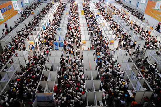 越来越多的应届毕业生毕业之后会选择放缓就业进程,转而参加一些社会