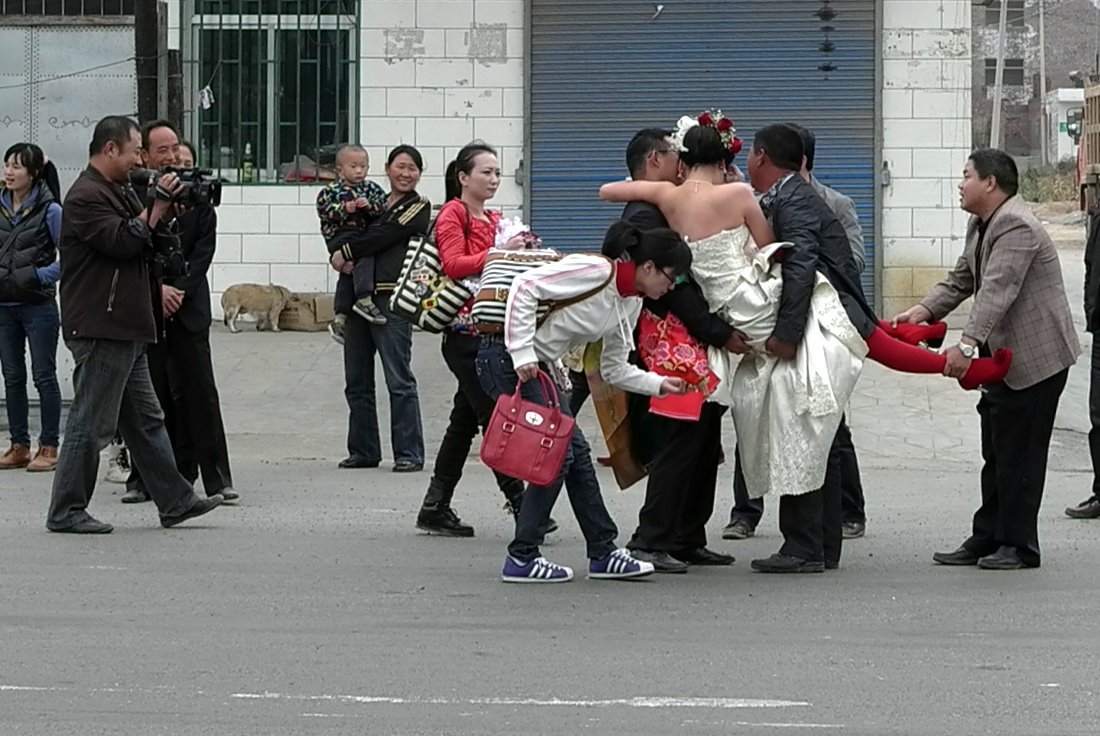 近日,大理州文明办发出通知,整治不文明闹婚行为;并