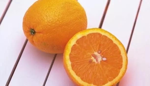 成人吃太多橙子,还有可能会诱发"叶红素皮肤病",腹痛腹泻,甚至骨头