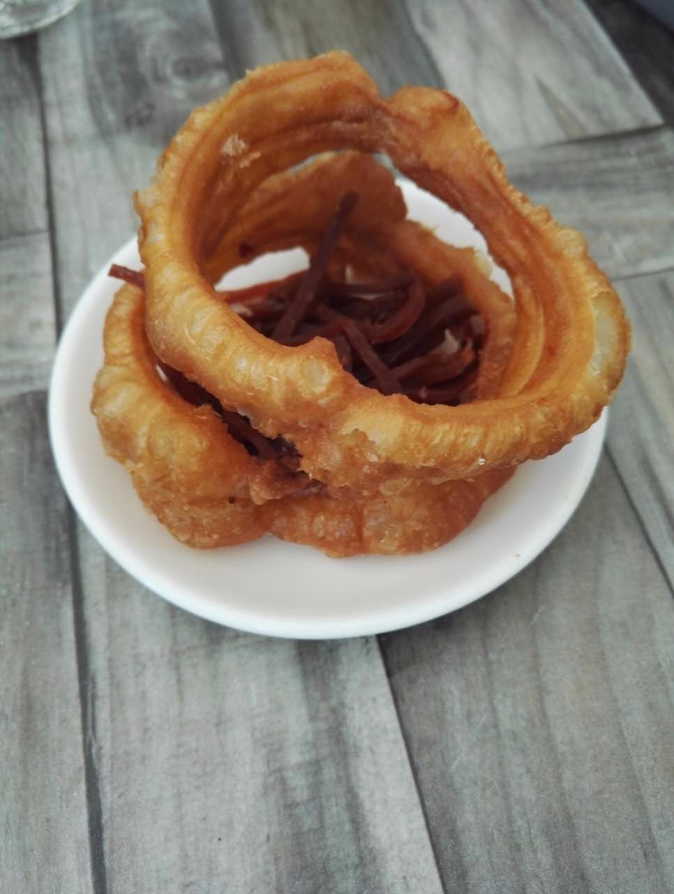 焦圈儿焦香酥脆,风味独特,和豆汁儿是绝配.