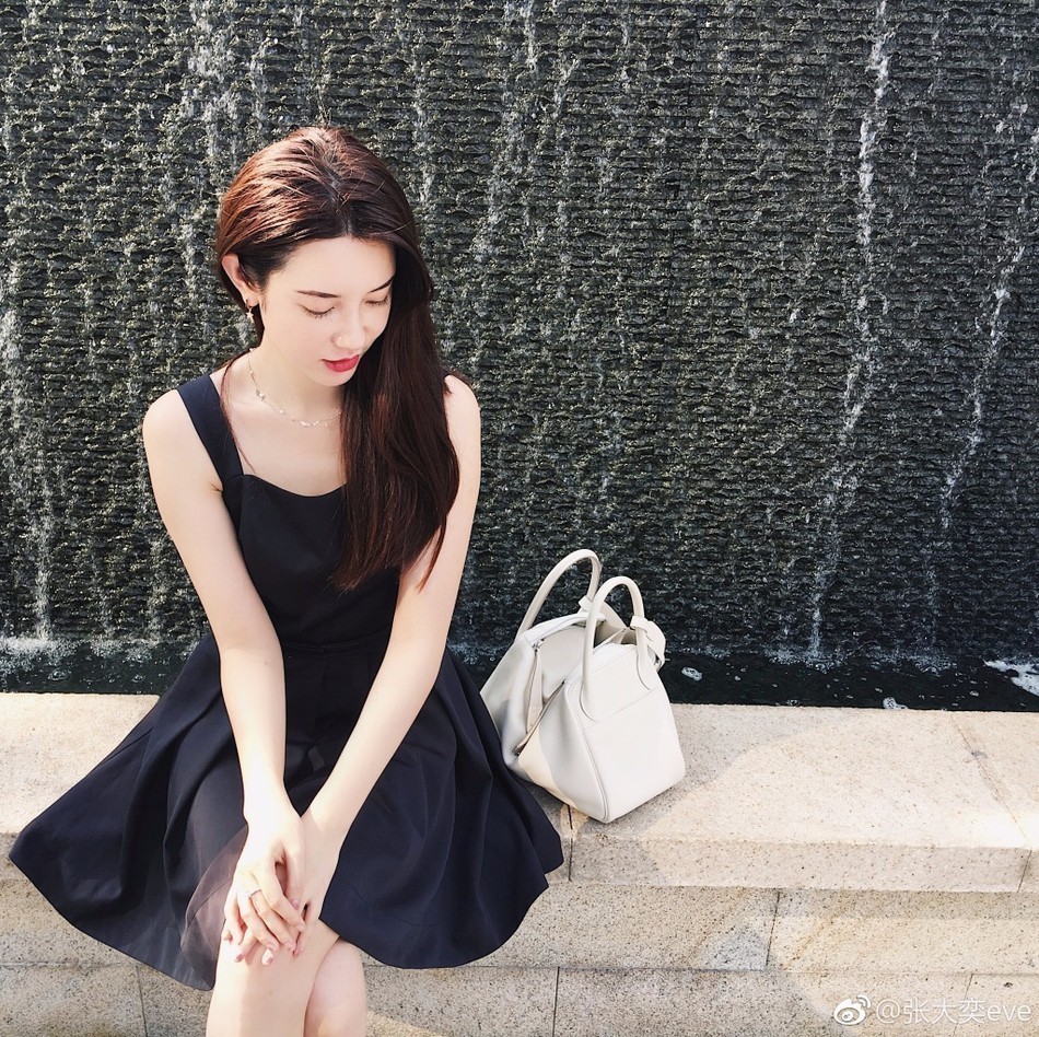 网红张大奕打扮时髦清爽露甜笑 很是消暑