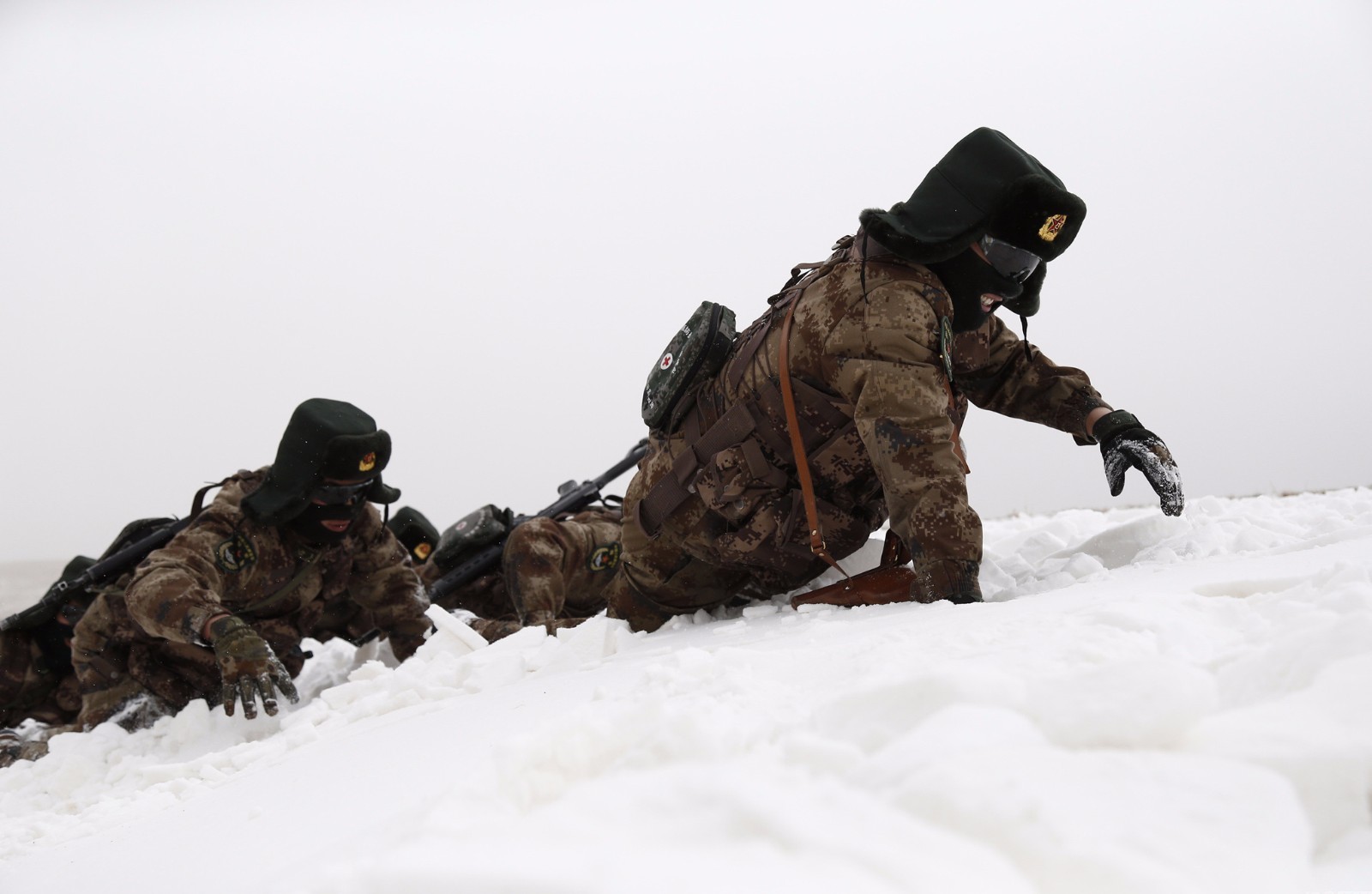 贴图园地 2017年1月22日,西藏阿里,巡逻官兵踏雪前行.