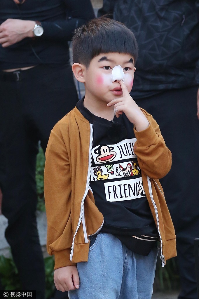 胡可携老公儿子演京剧,安吉画成花脸后现霸气站姿表情超酷.