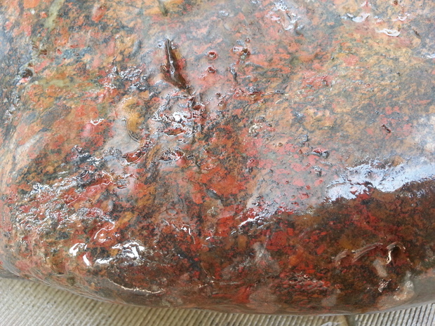 亲们帮我鉴定下,这块从缅甸河里捡来的带红色斑点的石头是鸡血石吗?