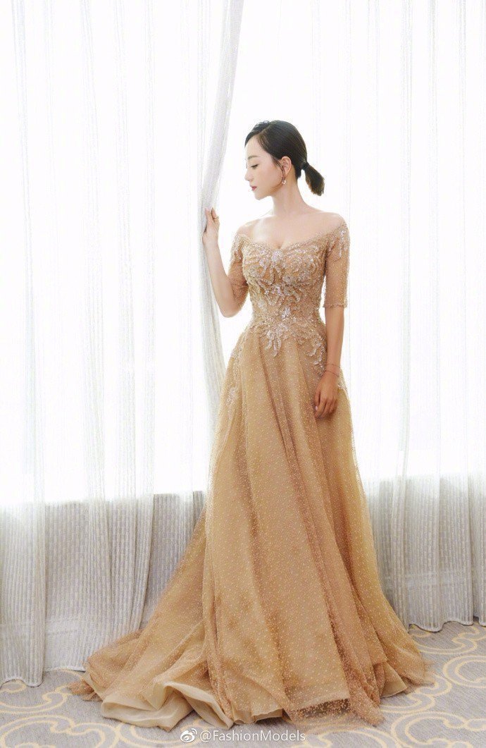 杨蓉身着裸色水钻长裙亮相 优雅端庄