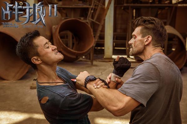 今日,由吴京执导并主演的电影《战狼2》发布了开战版预告和海报.