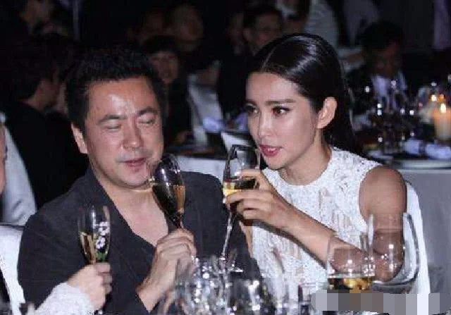 堪称“酒桶”几位明星,吴京喝几十瓶,宝强喝三斤,她喝酒如喝水 - 360娱乐,你开心就好