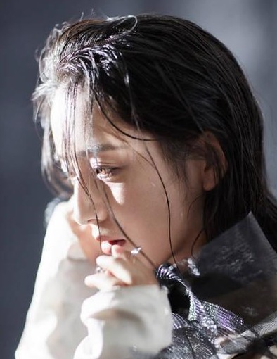 佟丽娅薄纱拍大片 黑白至今光影切换颠覆以往温婉形象