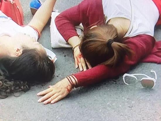 两妙龄女穿短裤骑摩托车逆行 与轿车相撞倒地受伤