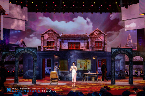 陈丽娜《你的眼神》舞台场景复古