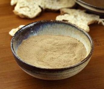 把白术磨成粉 第二步:在把新鲜的蜂蜜倒入白术里面,把它们搅拌均匀.