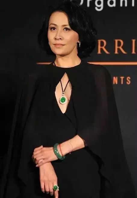 明星 正文 话说刘嘉玲还真的是超爱买翡翠,除了这枚她最近爱到不行的