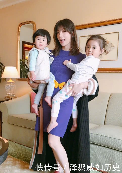 贾静雯修杰楷海边度假,咘咘和bo妞齐入镜,网友:羡慕这家人!