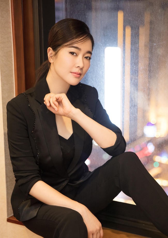 女演员左小青中性写真帅气迷人