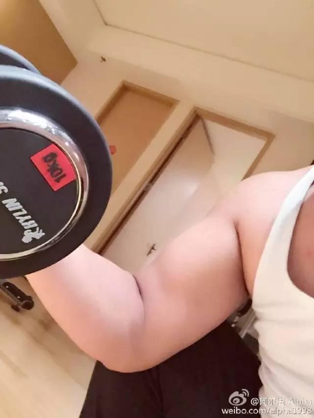 他6岁被称最帅童星,如今变身肌肉型男,慈善捐款数百万,超暖!