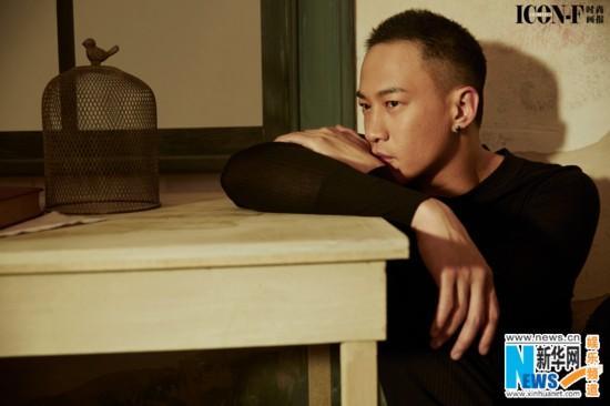 何润东写真展双面熟男魅力 眼神迷离低调沉稳