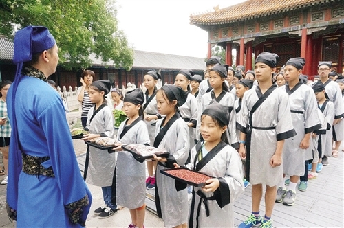 小营员们在北京国子监举行入泮礼