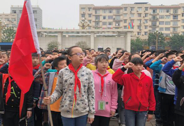 南充高坪三中举行七年级少先队建队仪式