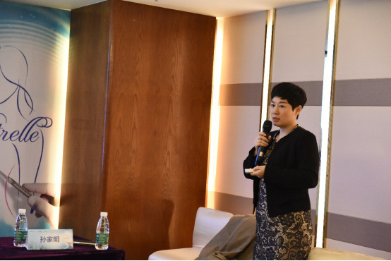 拥有一指无痕专利者的徐英主任进行专项演讲