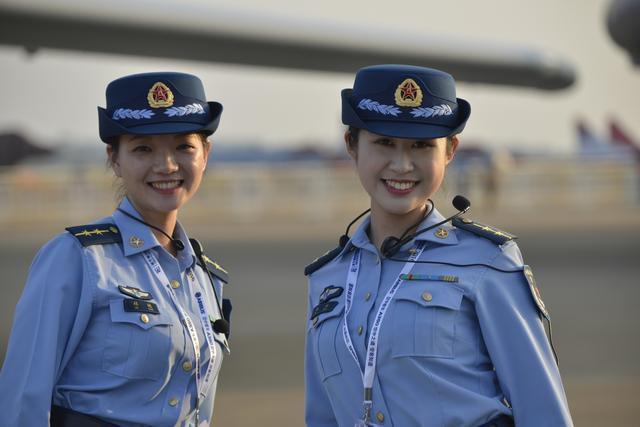 航展上的空军女解说员:颜值高吸睛指数爆表