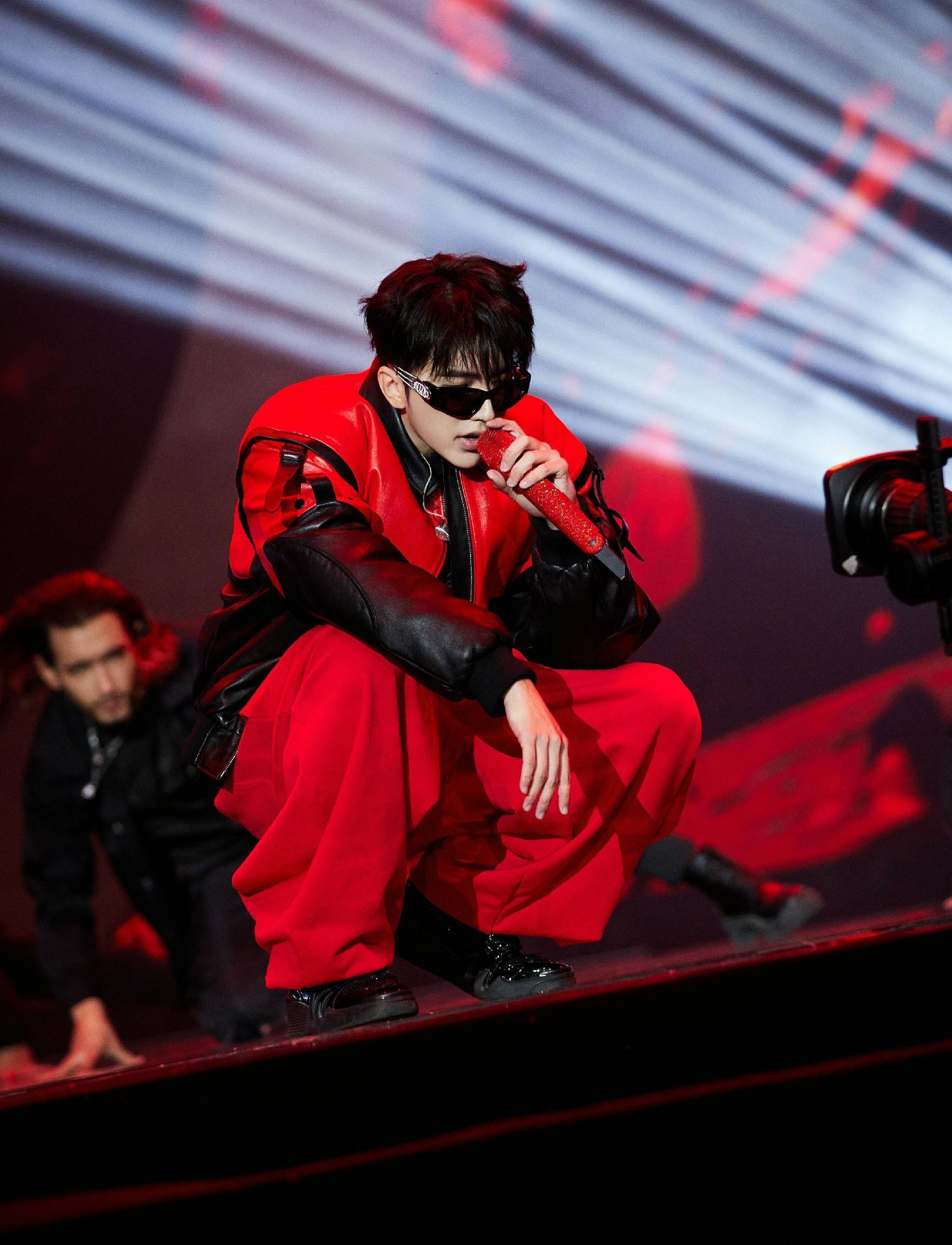 高定多如私家衣橱 蔡徐坤身穿多套超季亮相微博之夜 360娱乐，你开心就好