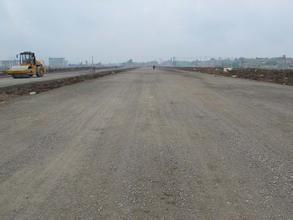 简介 水稳层是水泥稳定碎石层的简称,即采用水泥固结级配碎石,通过