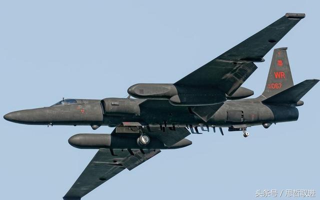 历史回到1960年5月1日,巴基斯坦白沙瓦空军基地,一架u-2侦察机正准备